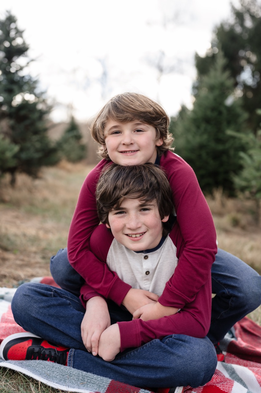 what to wear for Christmas tree farm photo session by ivy lulu photography